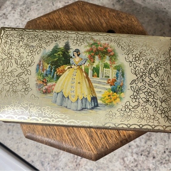 Vintage Floral Tin Box with Elegant Lady Design - Picture 1 of 9